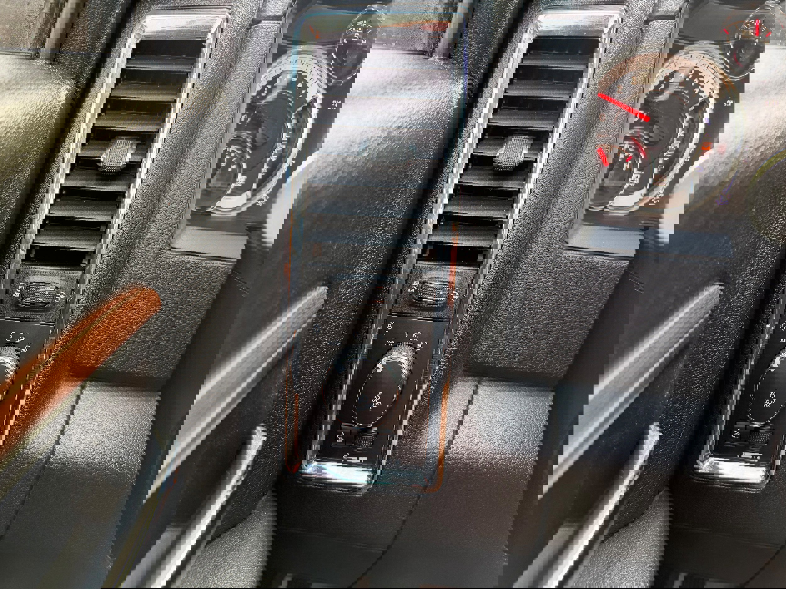 Used 2016 RAM 1500 Laramie w/ Convenience Group image 16