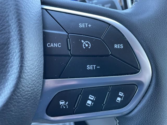 Used 2023 Chrysler Pacifica Touring-L image 18