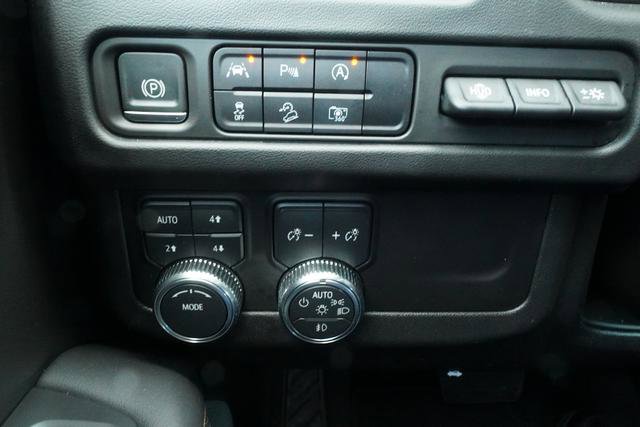 Used 2024 GMC Yukon AT4 w/ Technology Package image 15
