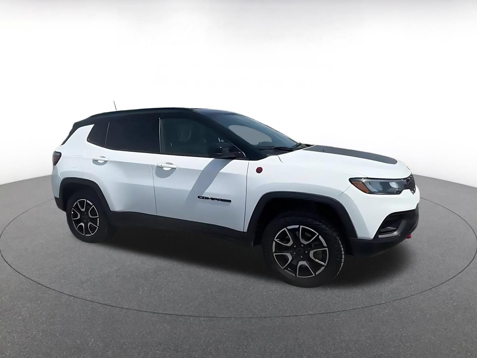 Used 2025 Jeep Compass Trailhawk AWD/4WD image 2