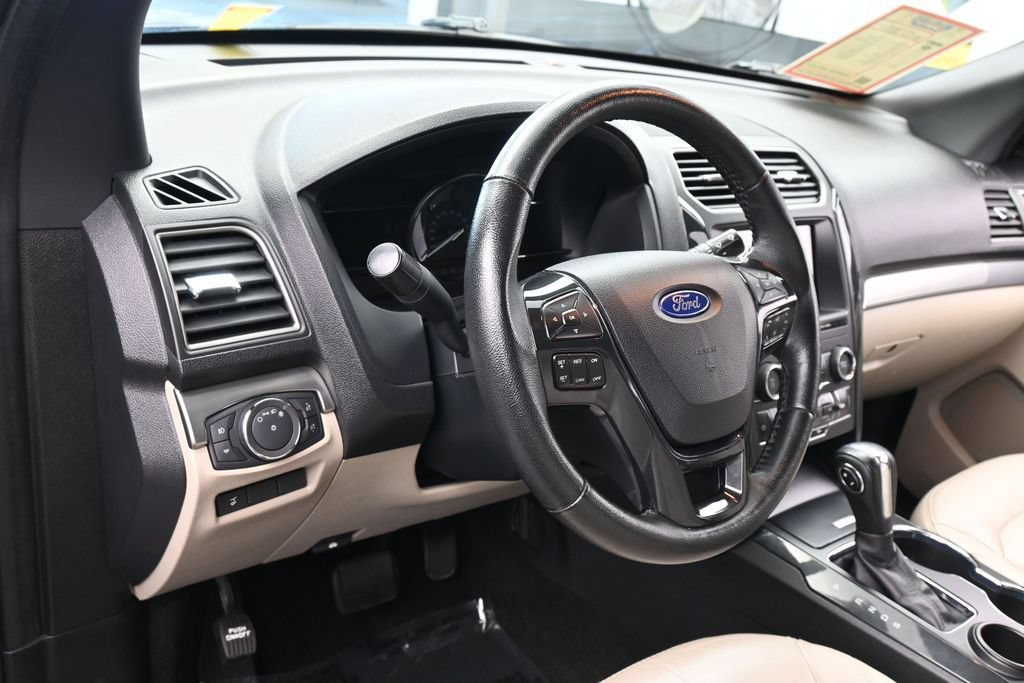Used 2018 Ford Explorer XLT w/ Equipment Group 202A FWD image 15