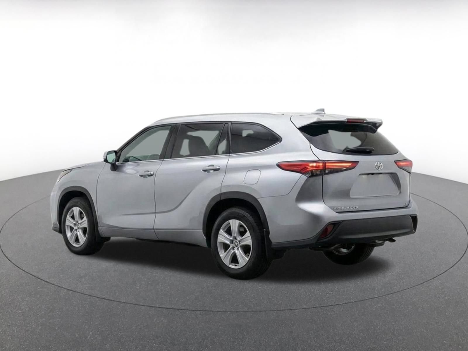 Used 2025 Toyota Highlander LE FWD image 7