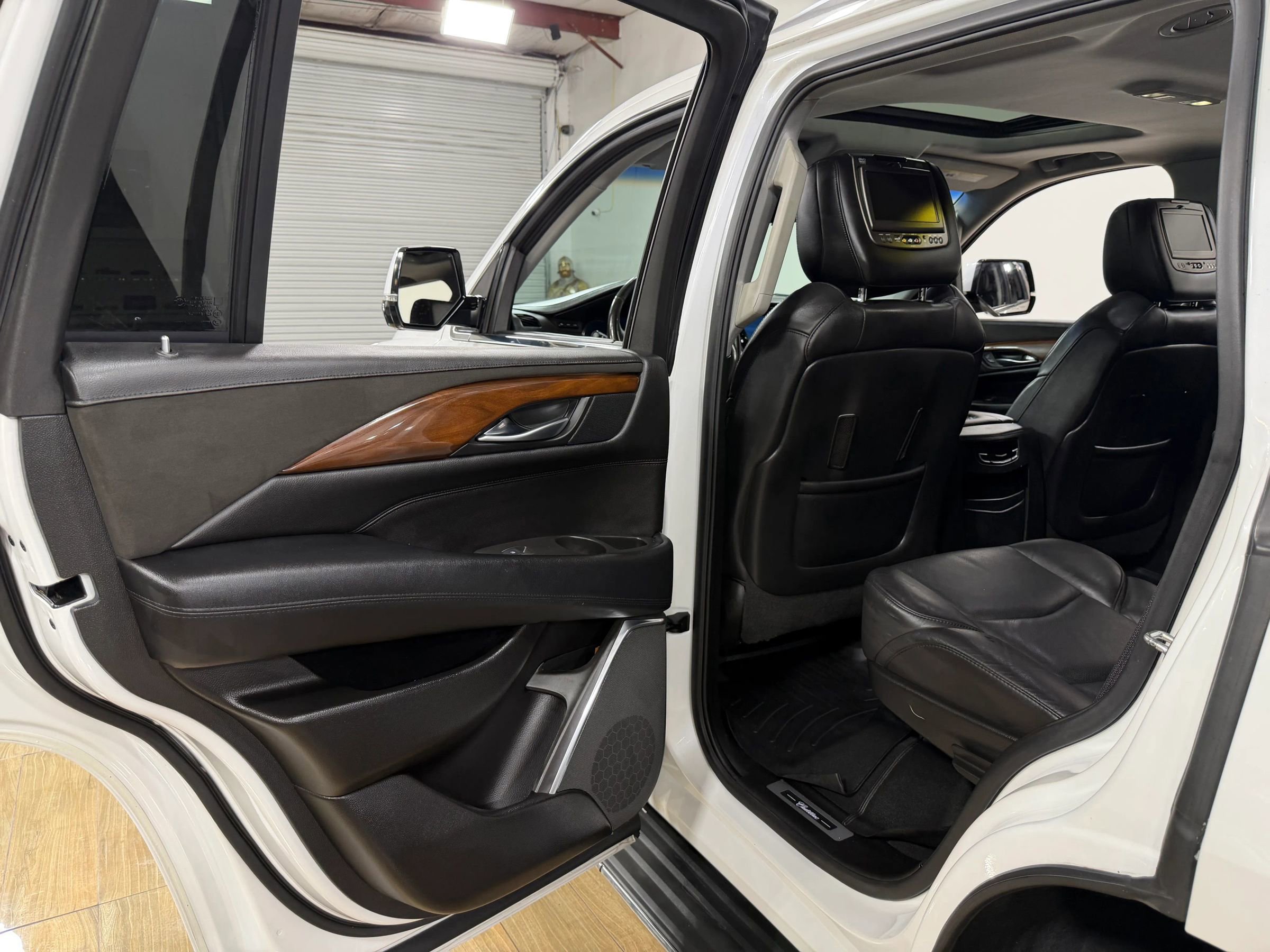 Used 2017 Cadillac Escalade Luxury Sport Utility 4D RWD image 15