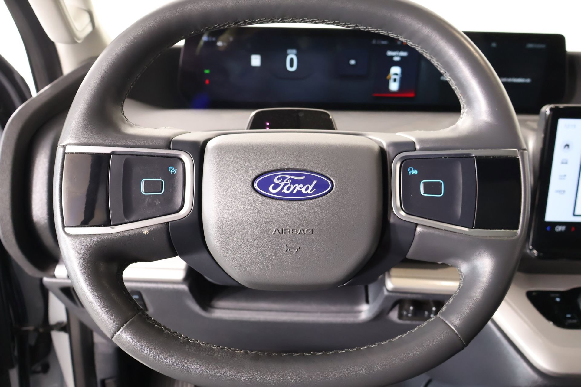 Used 2025 Ford Expedition Active AWD/4WD image 3