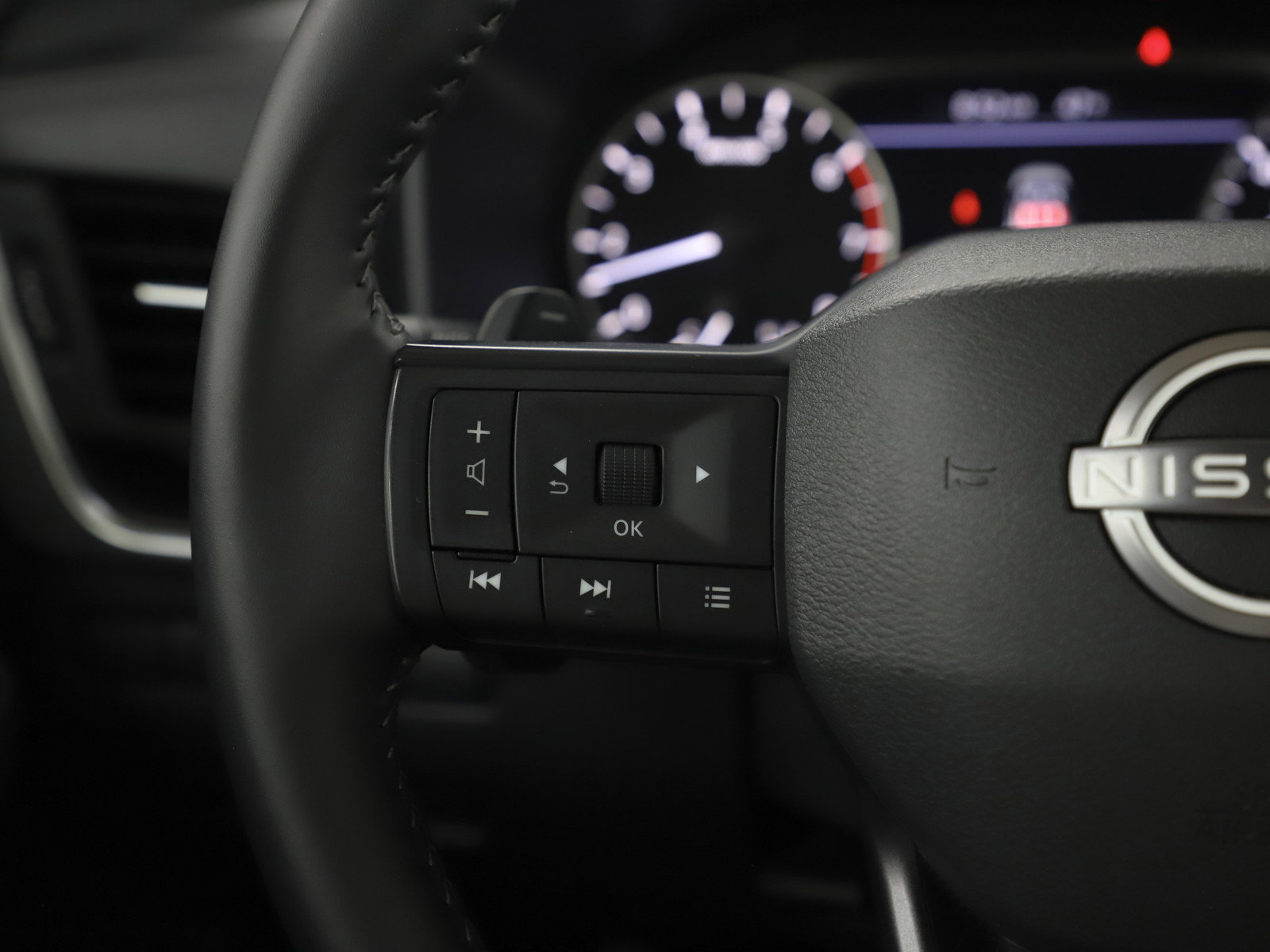 Used 2025 Nissan Rogue SV image 27