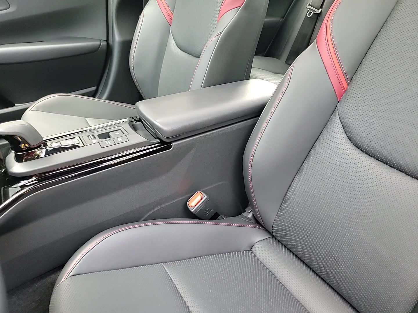 New 2026 Toyota Prius Plug-In Hybrid FWD image 19