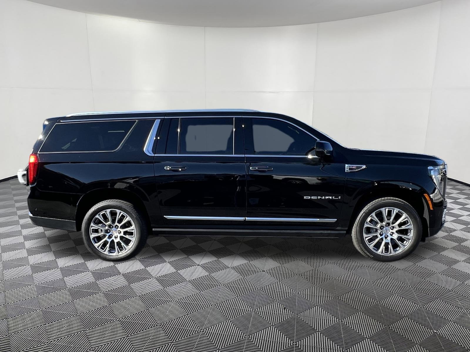 Used 2025 GMC Yukon XL Denali image 7