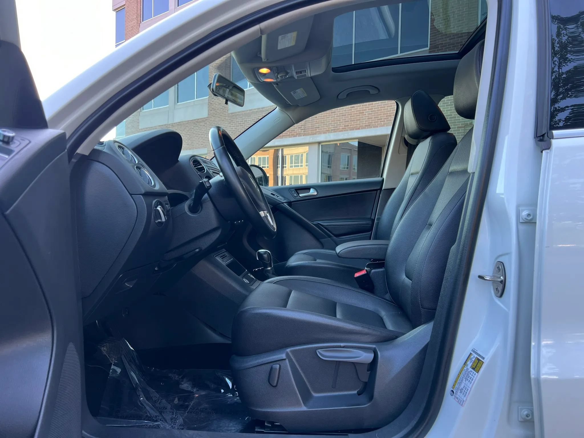 Used 2015 Volkswagen Tiguan SEL AWD/4WD image 9
