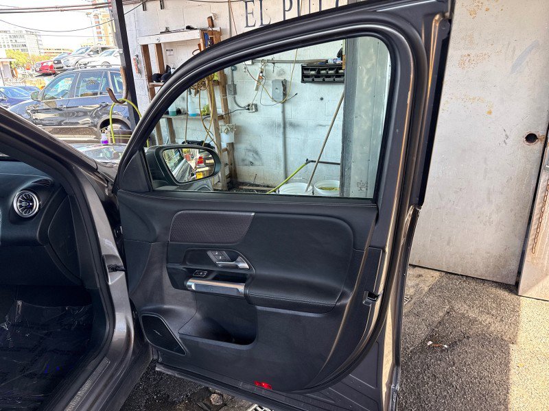 Used 2022 Mercedes-Benz EQB 300 4MATIC image 14