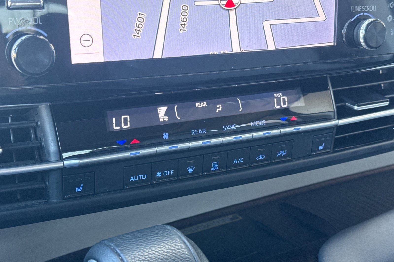 Used 2021 Toyota Sienna XLE w/ XLE Plus Package image 28