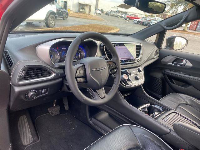 Used 2025 Chrysler Pacifica Limited image 12