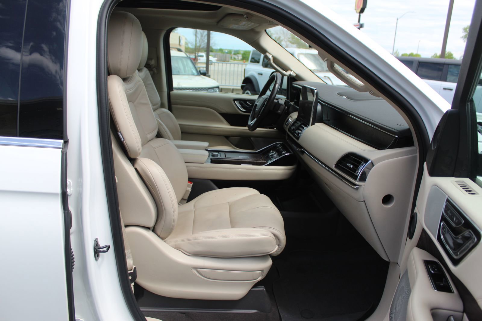 Used 2020 Lincoln Navigator L Reserve w/ Equipment Group 208A Reserve AWD/4WD image 13