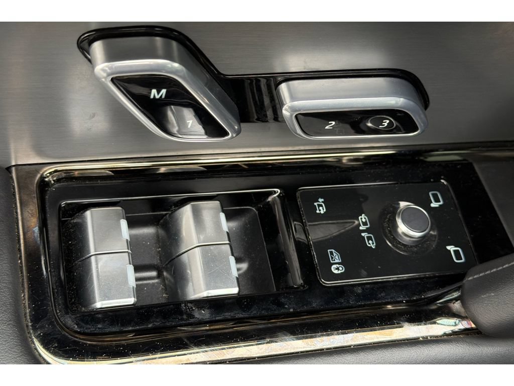 Used 2025 Land Rover Range Rover Sport SE AWD/4WD image 12