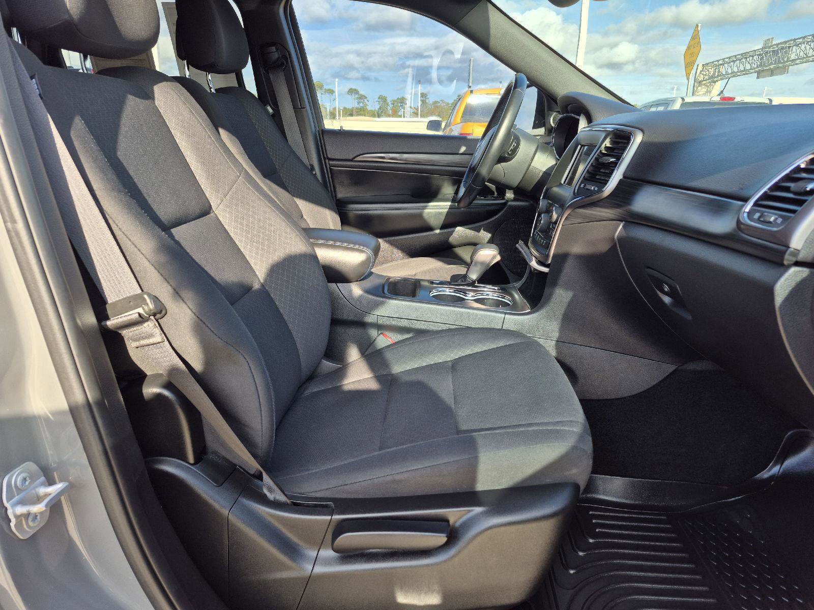 Used 2019 Jeep Grand Cherokee Laredo image 26