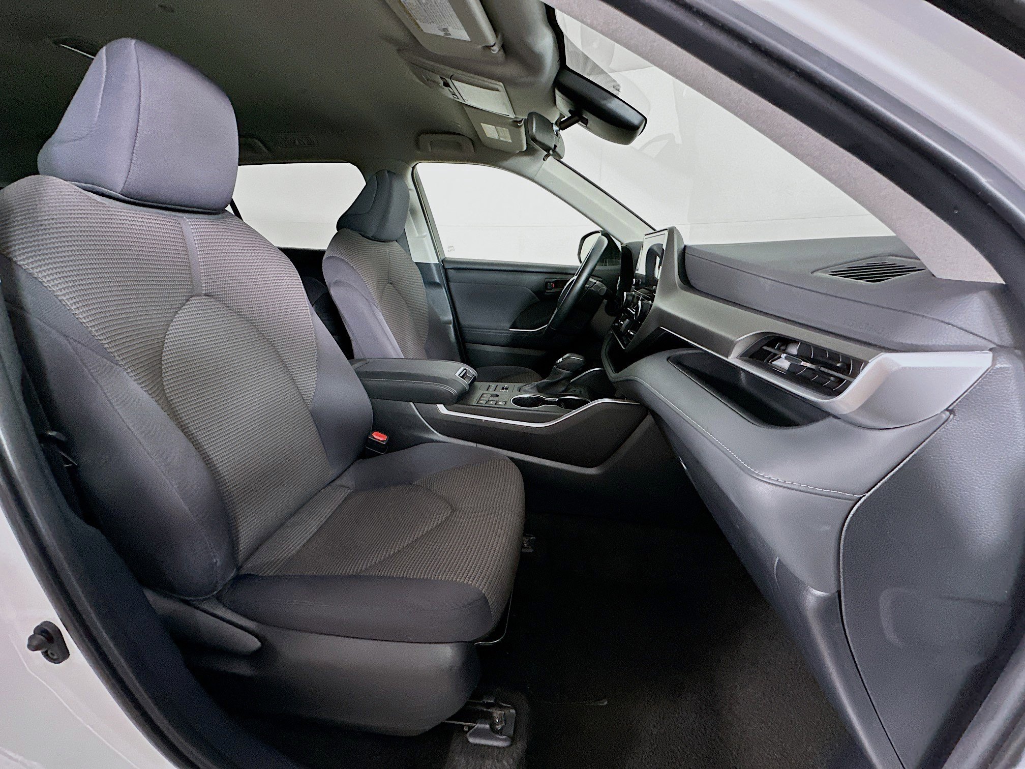 Used 2024 Toyota Highlander LE image 32