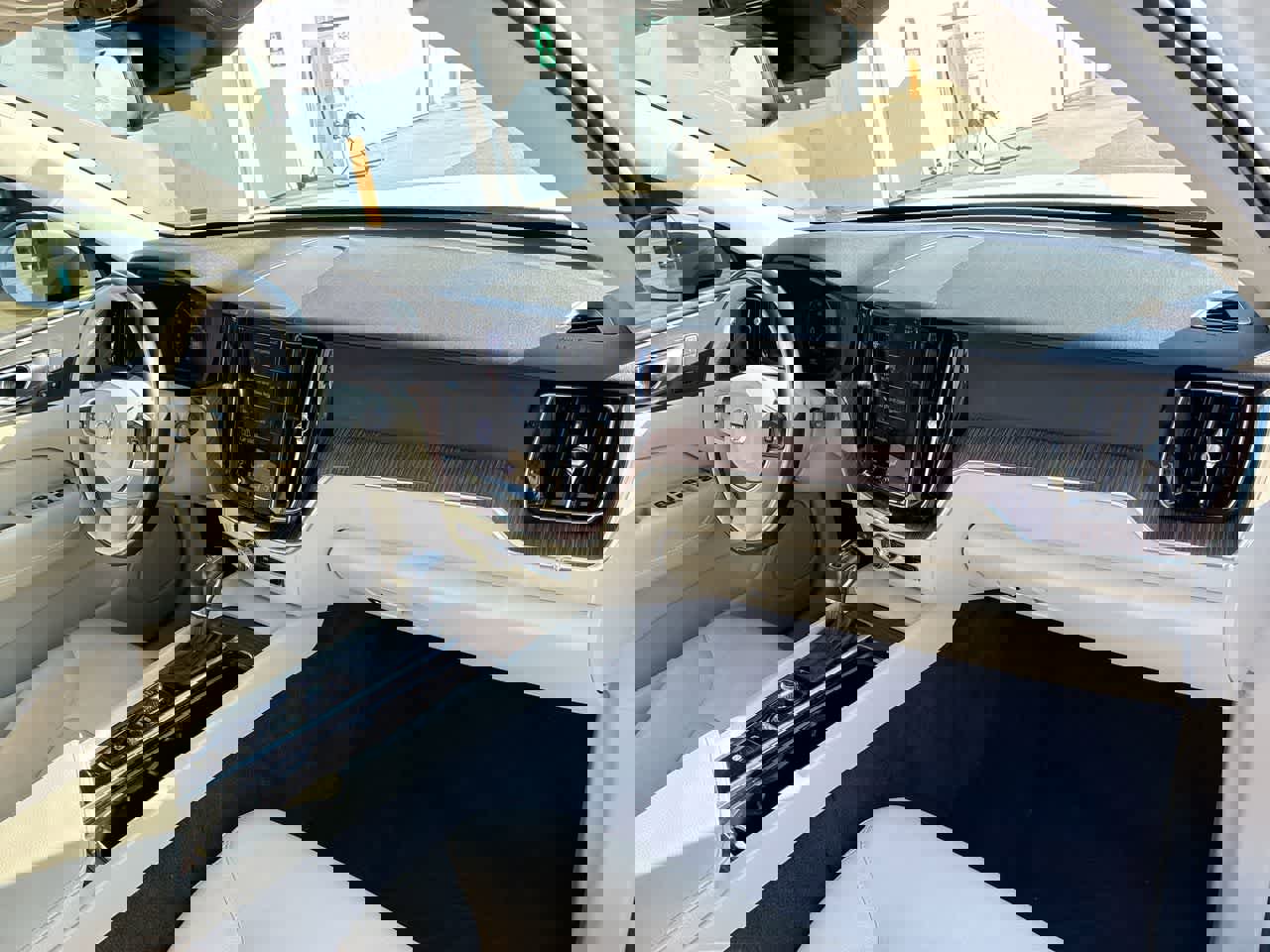 Used 2021 Volvo XC60 T5 Momentum image 29