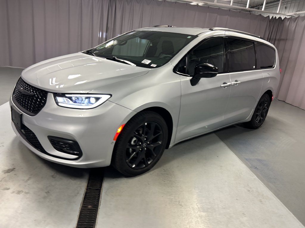 Used 2026 Chrysler Pacifica Select w/ S Appearance Package FWD image 3