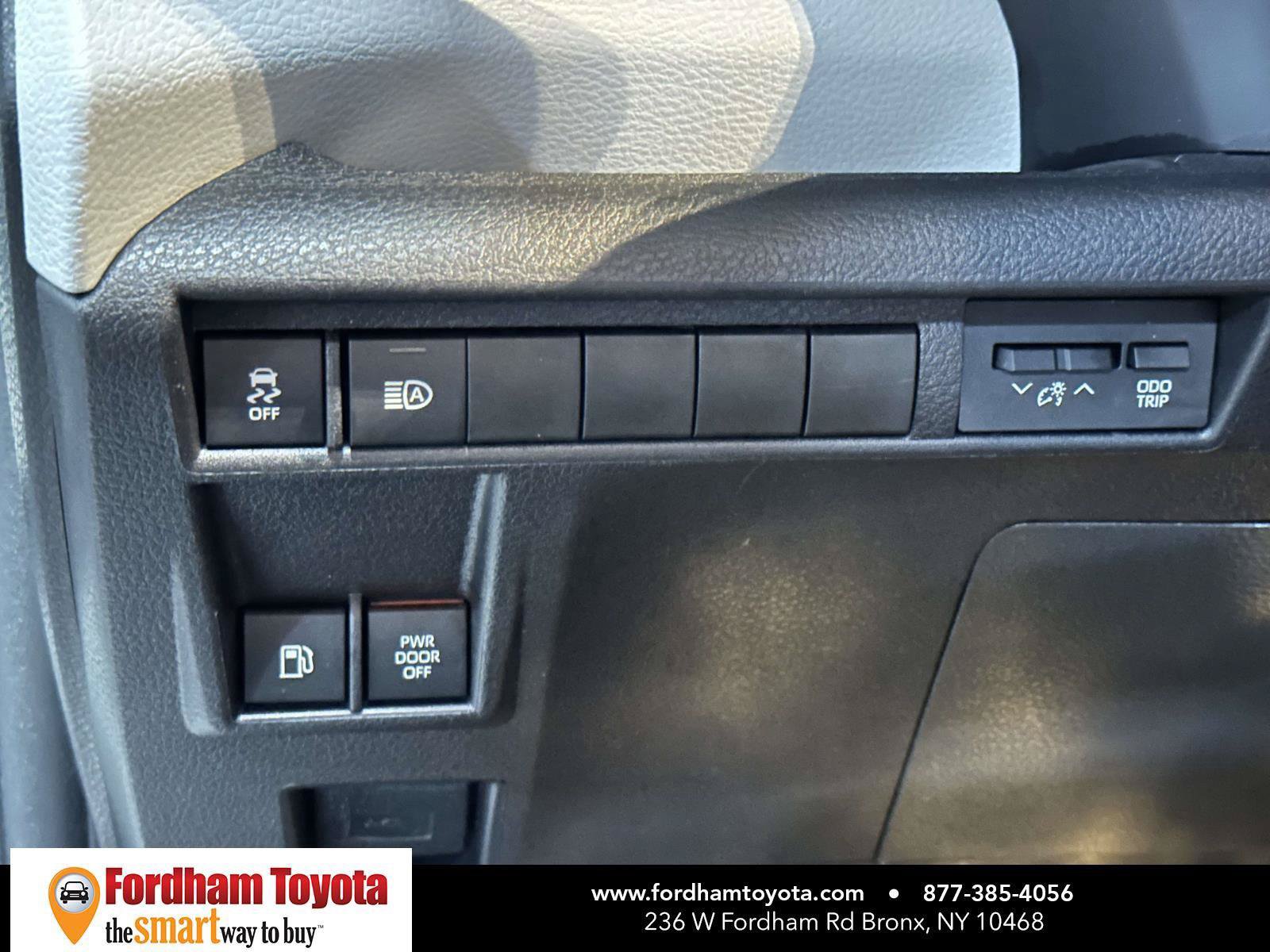 Used 2025 Toyota Sienna LE FWD image 23