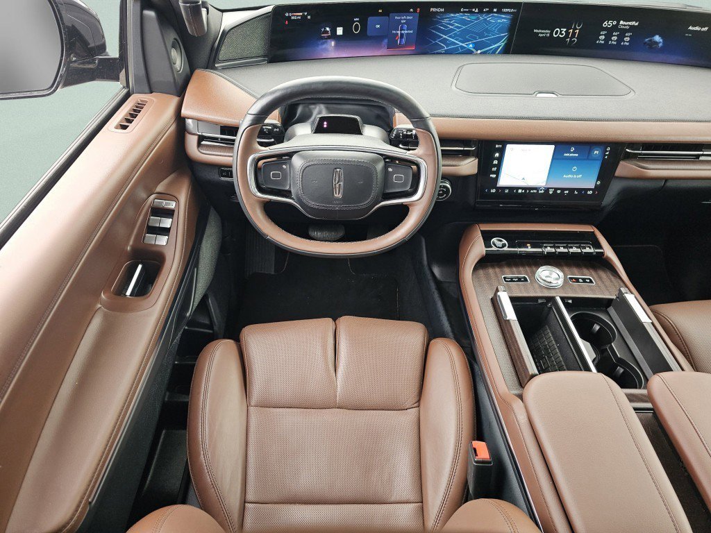 Used 2025 Lincoln Navigator Reserve image 4