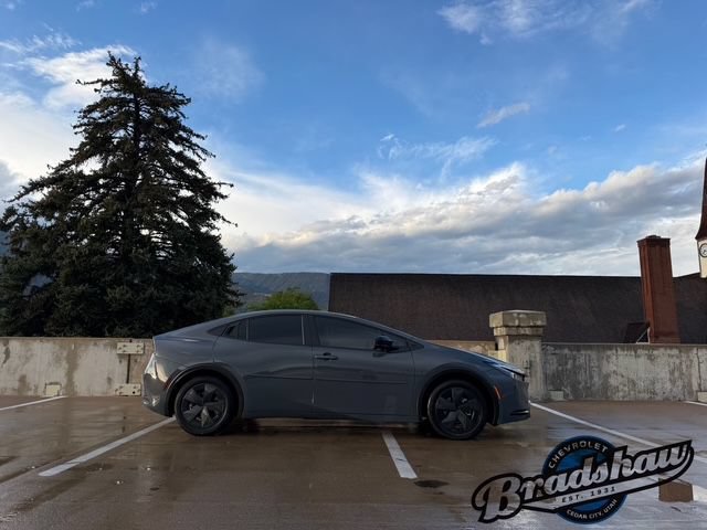 Used 2025 Toyota Prius LE FWD image 3