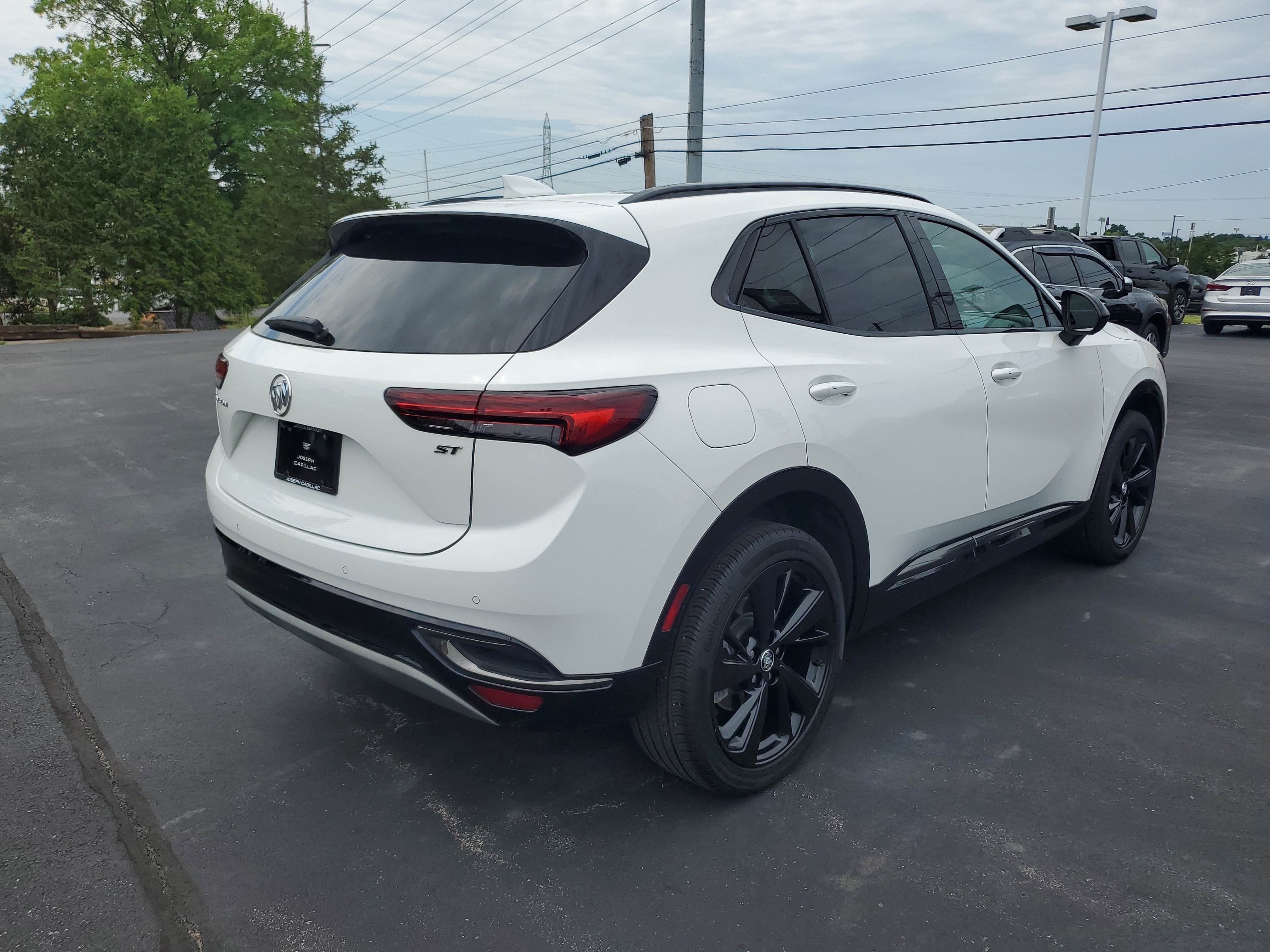 Used 2022 Buick Envision Essence w/ Technology Package I FWD image 3