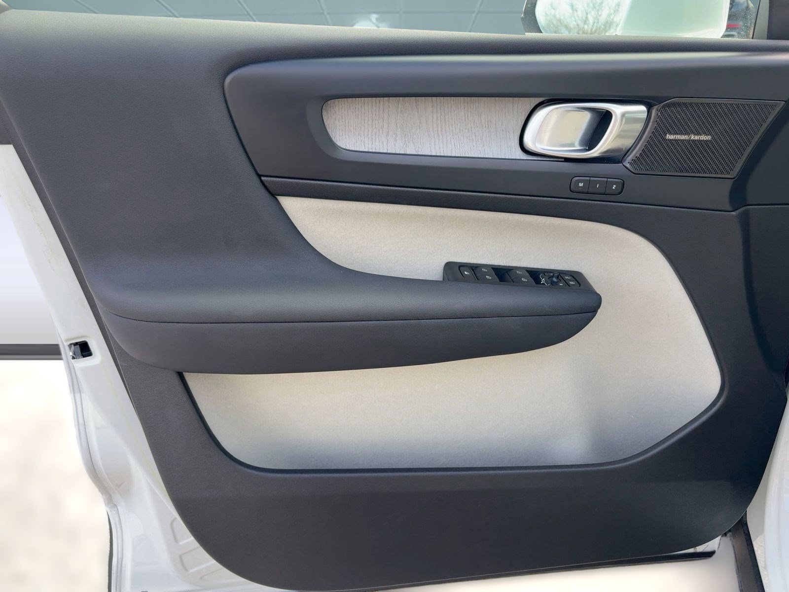 Used 2023 Volvo XC40 B5 Plus w/ Protection Package Premier image 19