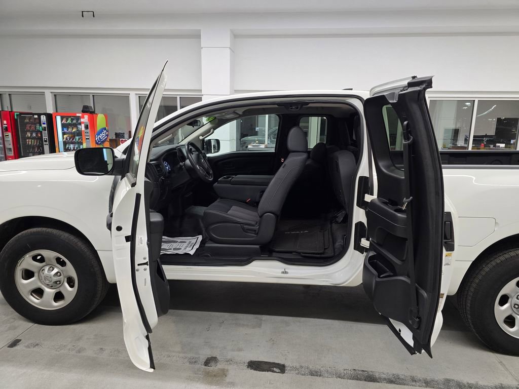 Used 2022 Nissan Titan S image 15
