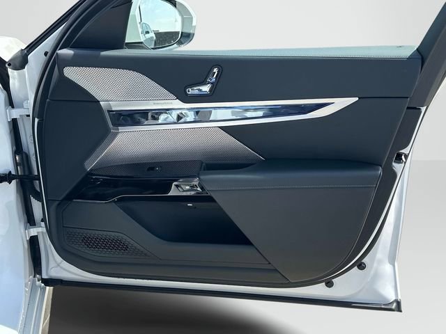 Used 2024 BMW 760i xDrive w/ Premium Package 2 image 22