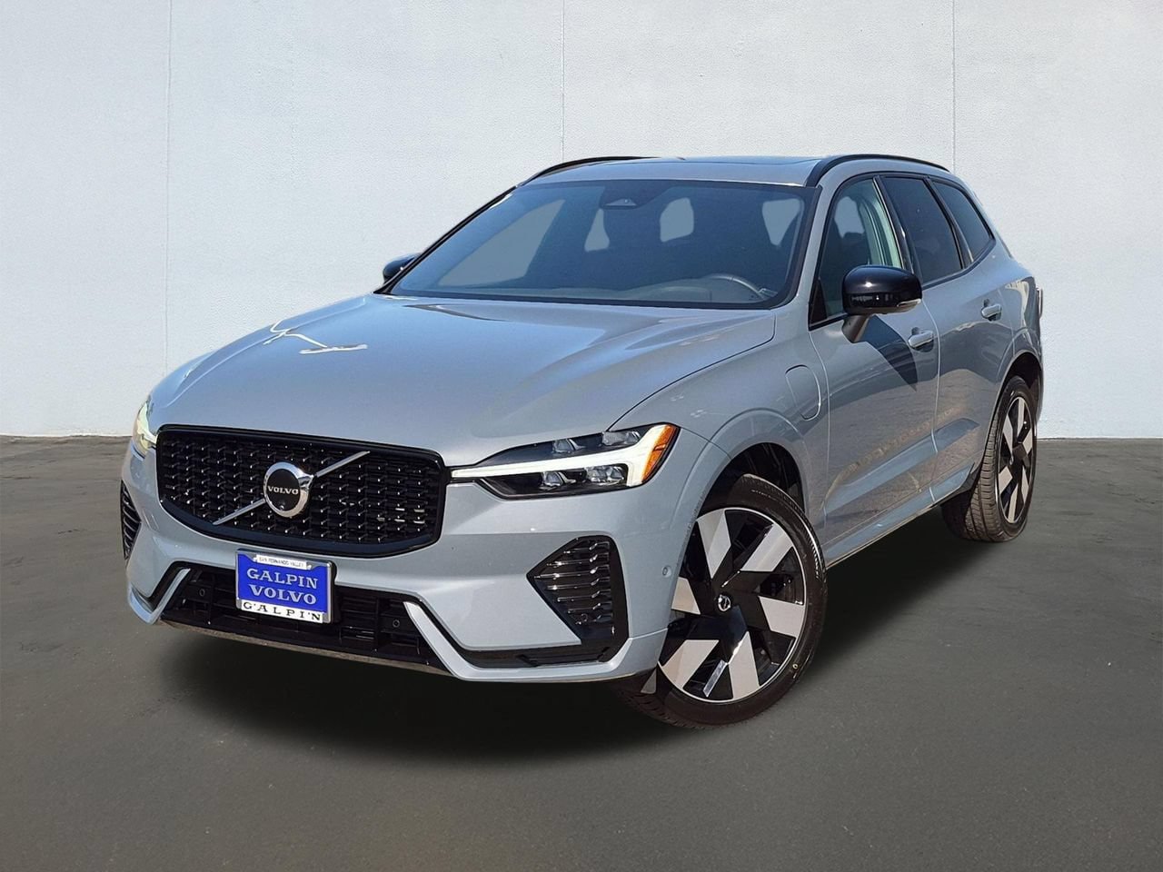 Certified 2024 Volvo XC60 T8 Plus AWD/4WD image 1