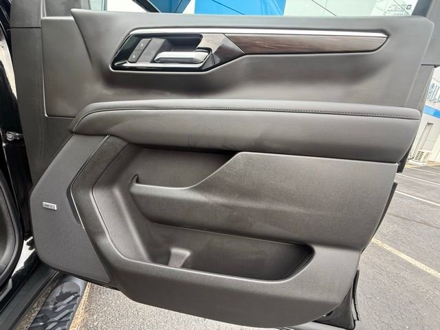 Used 2025 Chevrolet Suburban Z71 w/ Comfort Package image 21