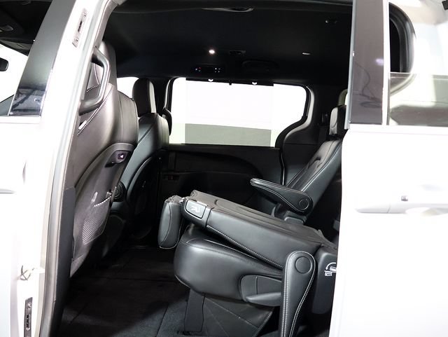 Used 2026 Chrysler Pacifica Select FWD image 16