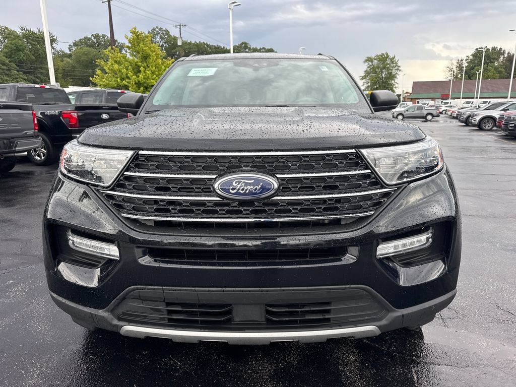 Used 2024 Ford Explorer XLT w/ Equipment Group 202A AWD/4WD image 3