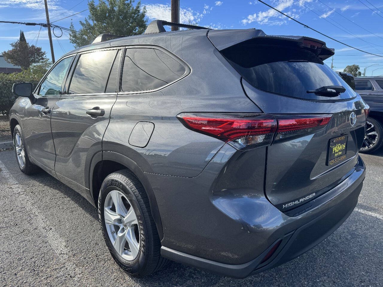 Used 2020 Toyota Highlander LE FWD image 3