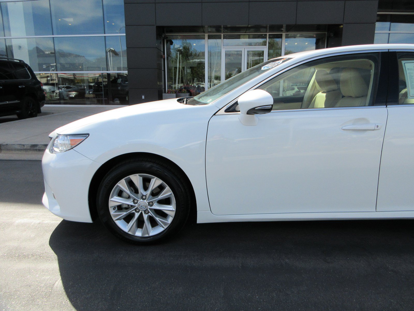 Used 2013 Lexus ES 300h w/ Luxury Pkg FWD image 2