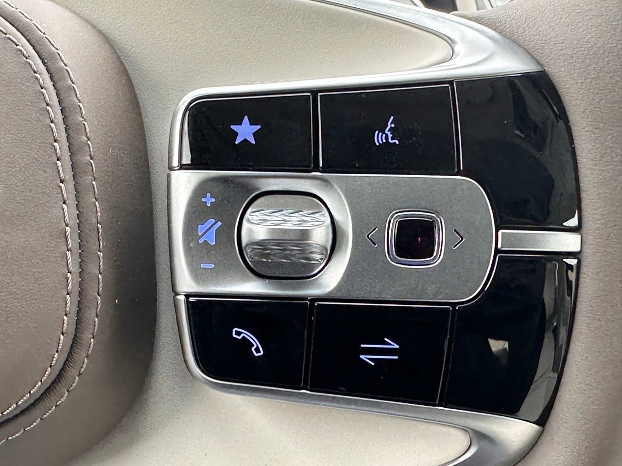 Used 2025 Genesis G90 3.5T image 28