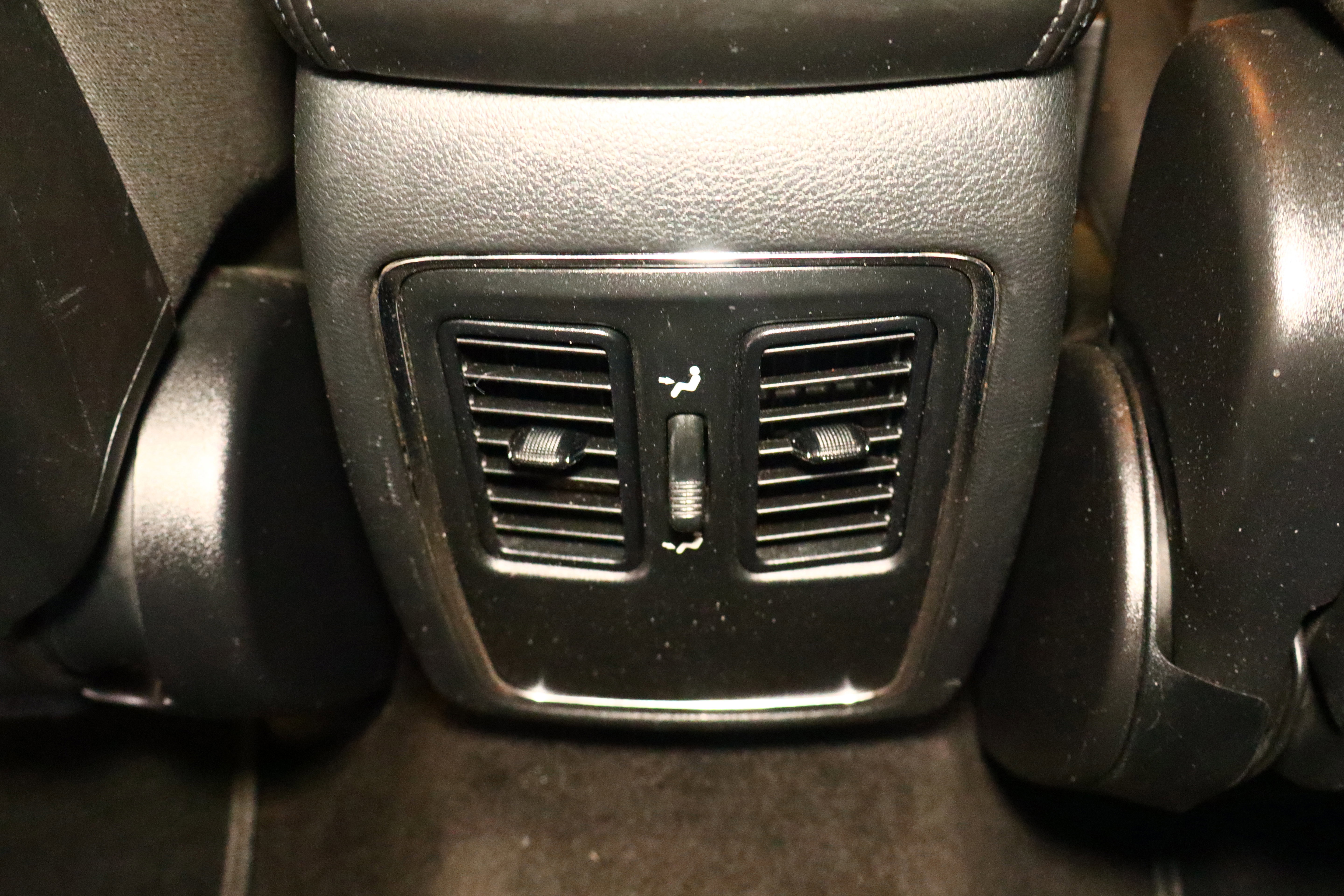 Used 2018 Dodge Durango SXT w/ 3rd Row Seating Group image 39