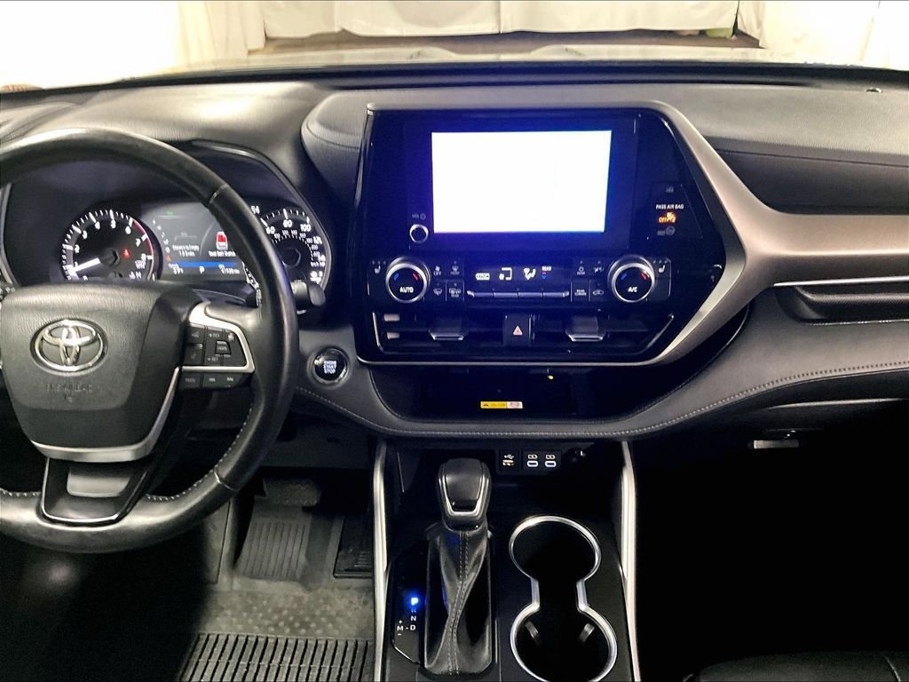 Used 2023 Toyota Highlander XLE AWD/4WD image 19