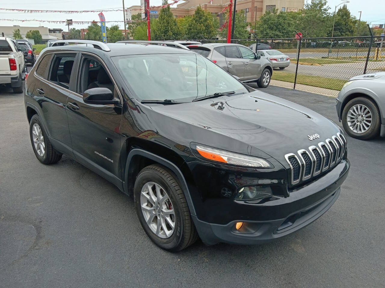 Used 2018 Jeep Cherokee Latitude w/ Cold Weather Group AWD/4WD image 4