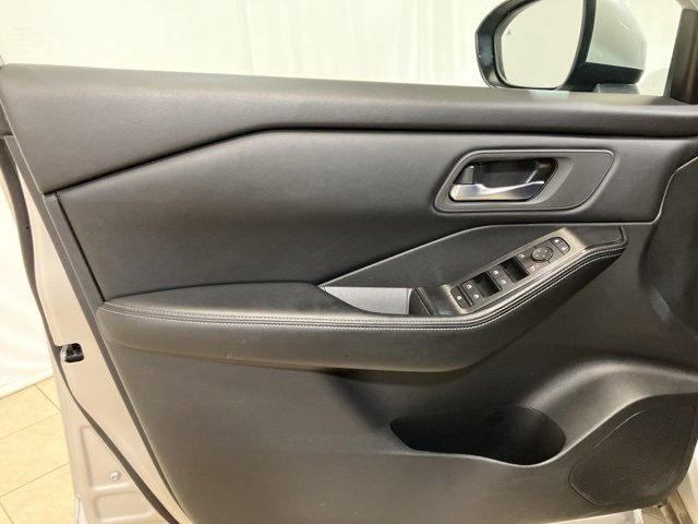 Used 2024 Nissan Rogue SV image 9