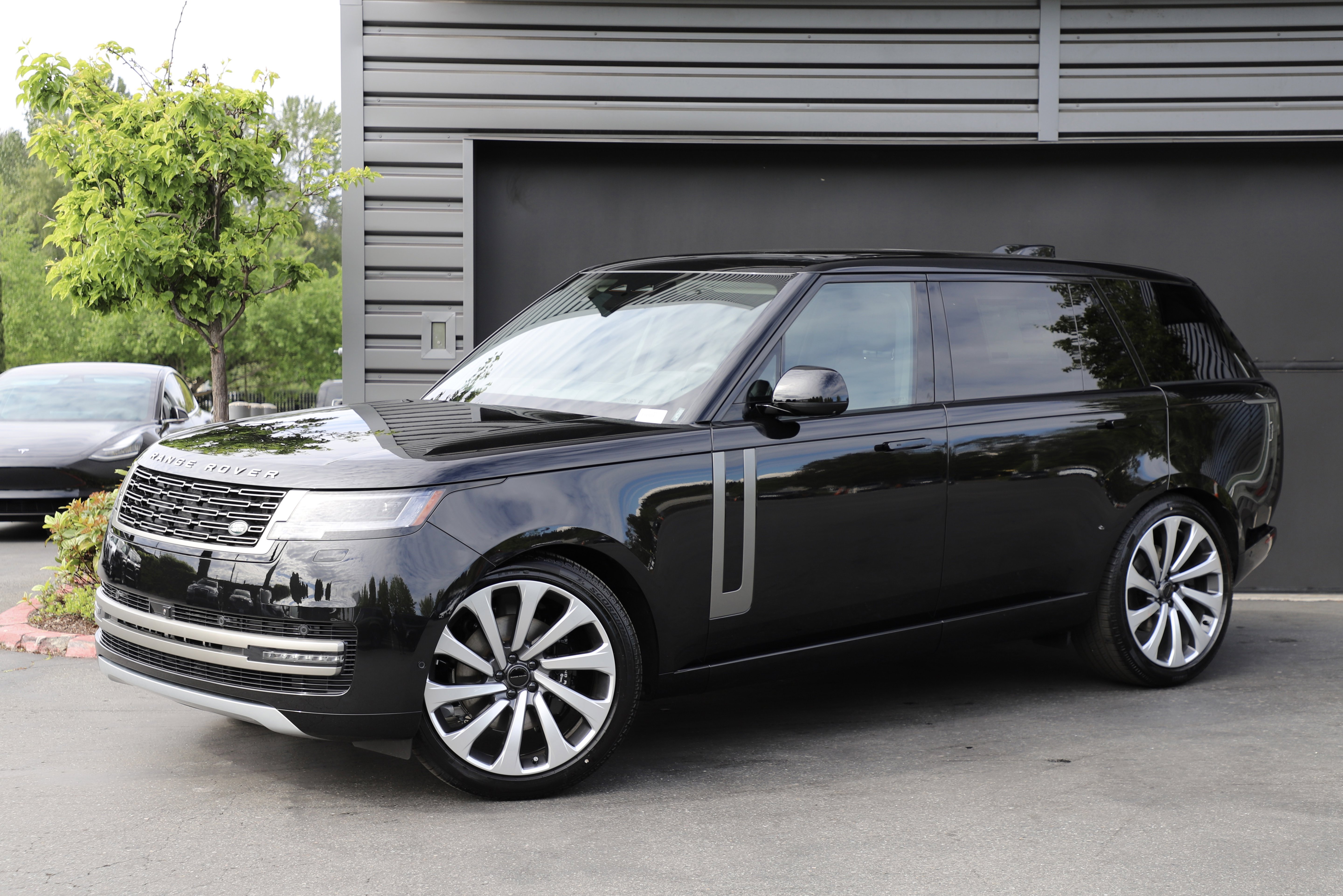 New 2026 Land Rover Range Rover Long Wheelbase SE AWD/4WD image 1