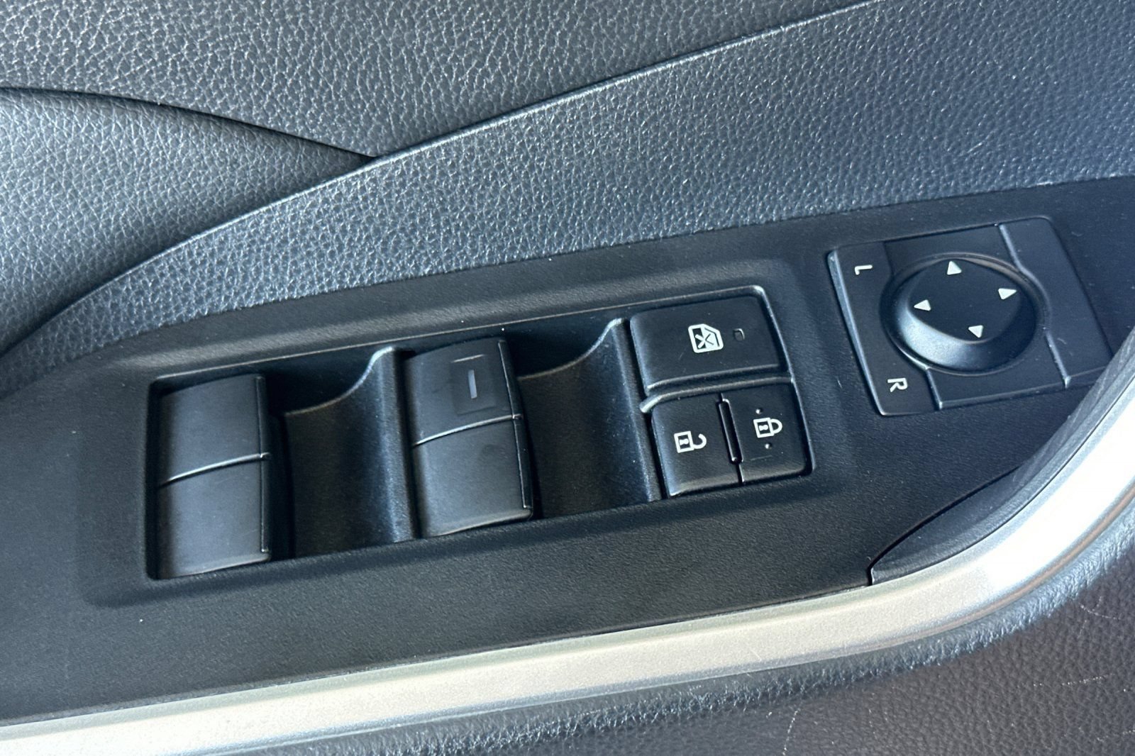 Used 2023 Toyota RAV4 LE AWD/4WD image 14