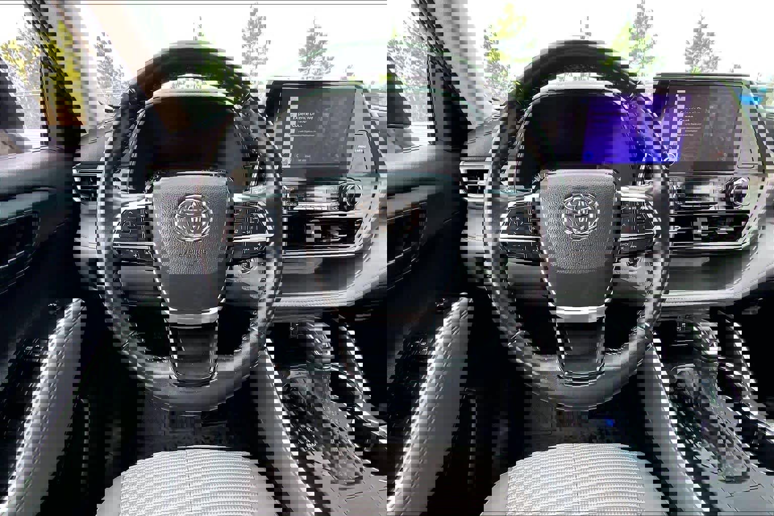 Used 2023 Toyota Highlander LE image 5