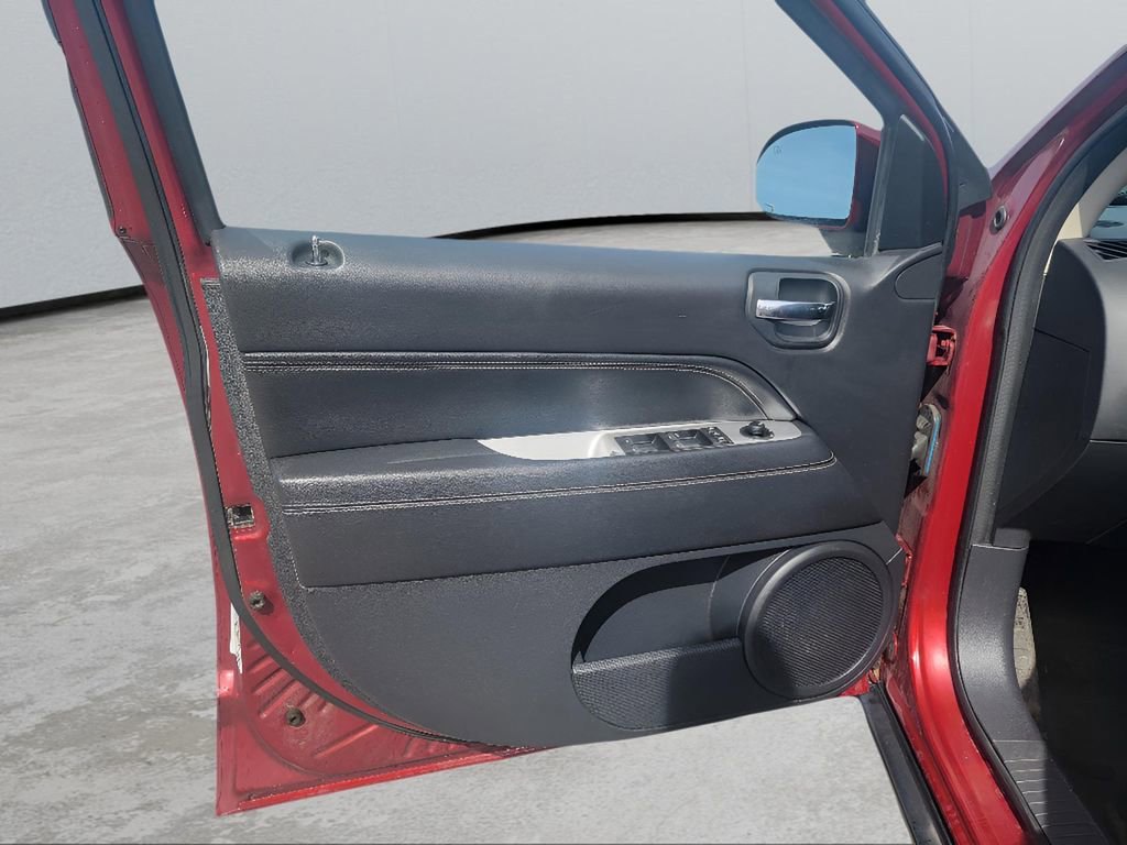 Used 2016 Jeep Compass Latitude image 9