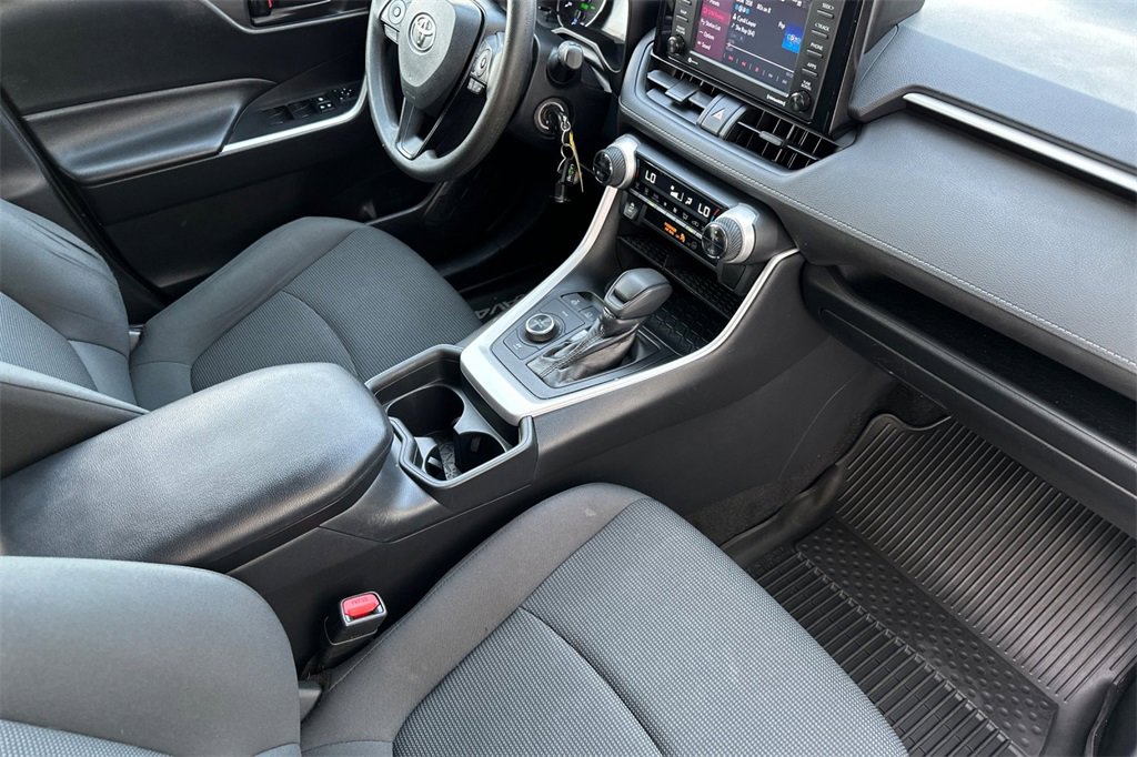 Used 2020 Toyota RAV4 LE image 17