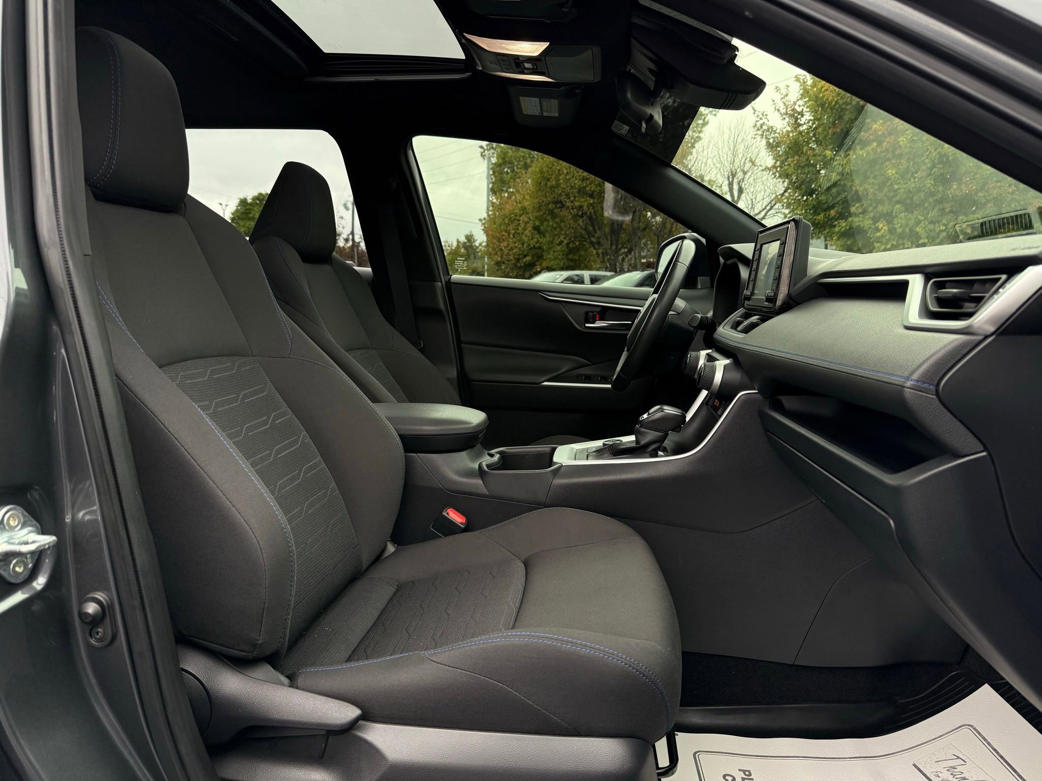 Used 2022 Toyota RAV4 SE image 14