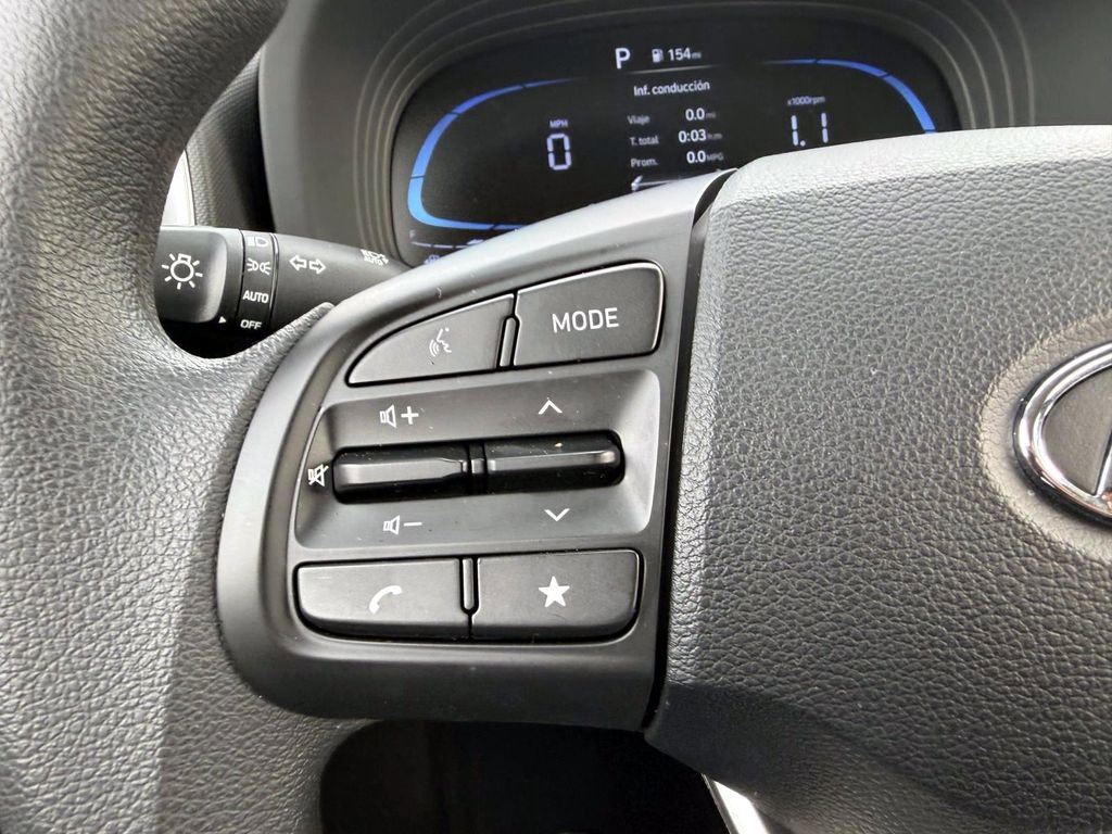 Certified 2025 Hyundai Venue SE image 24