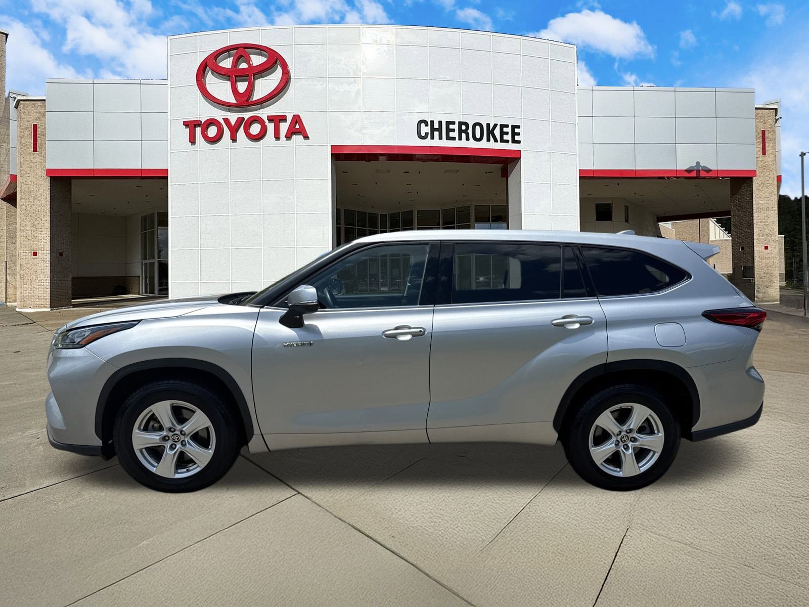 Used 2020 Toyota Highlander LE image 2