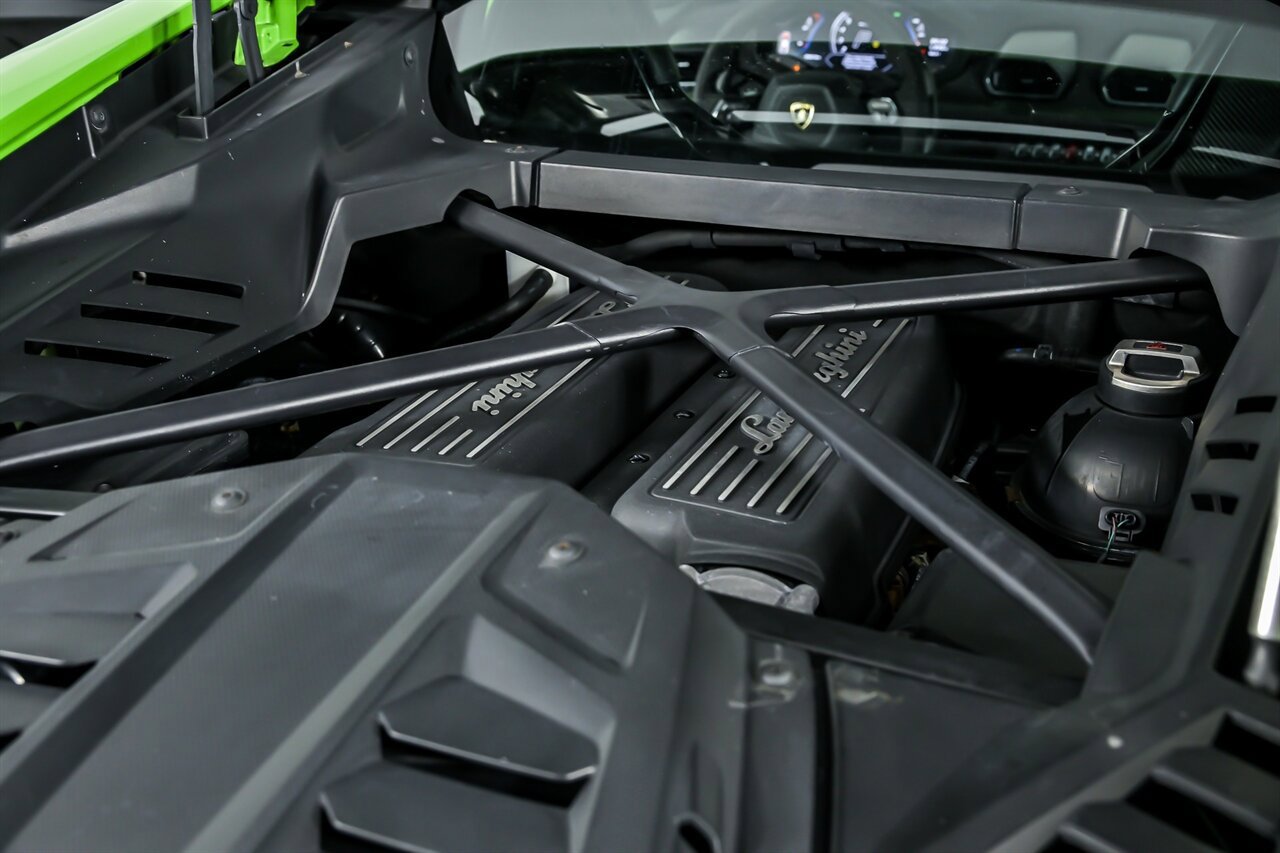Used 2022 Lamborghini Huracan EVO RWD image 17