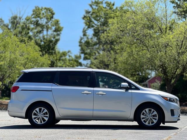 Used 2017 Kia Sedona LX w/ LX Essentials Premium Package FWD image 4