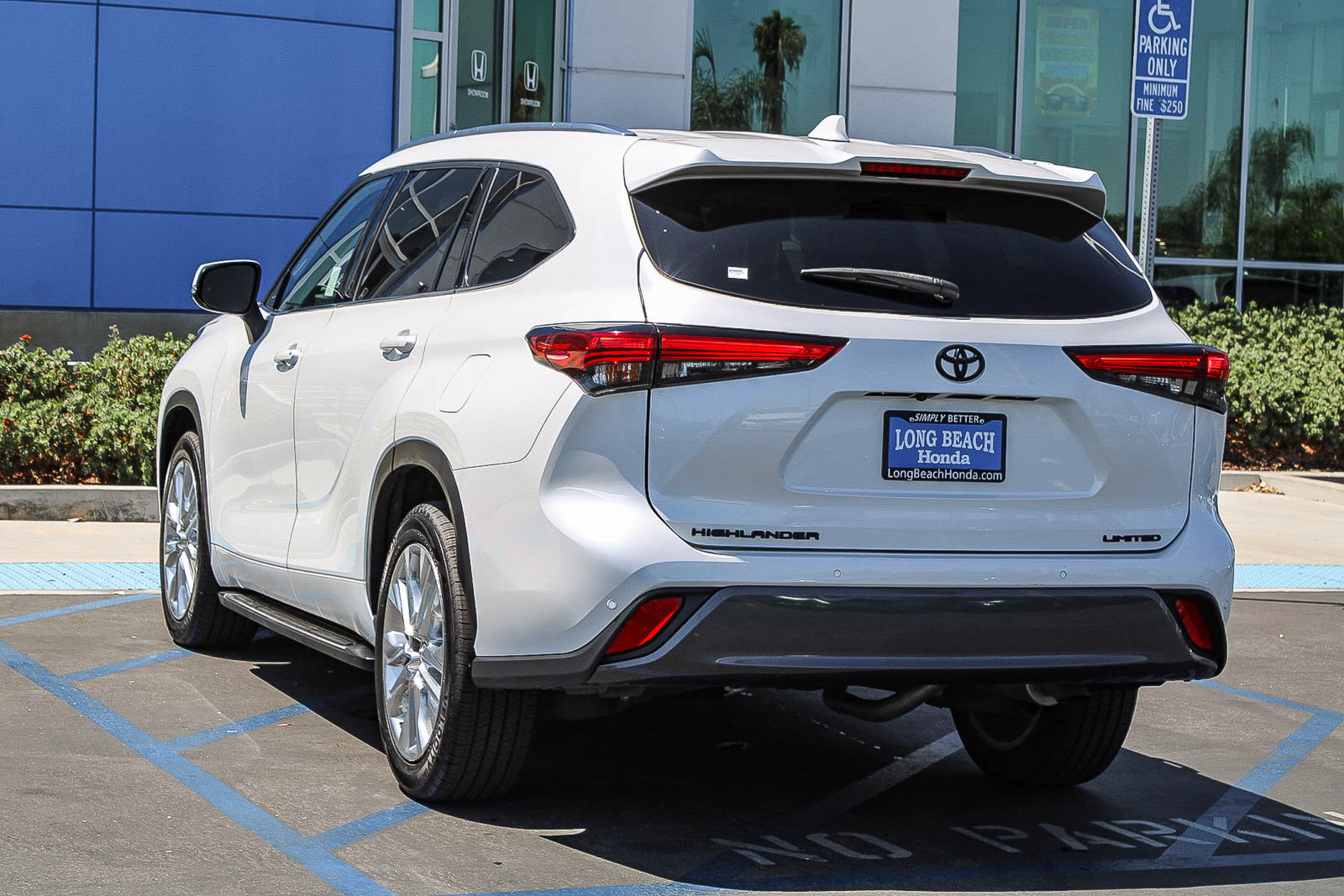 Used 2023 Toyota Highlander Limited FWD image 9